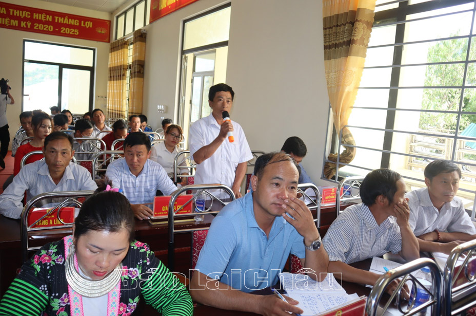 Cử tri xã Tà Tổng kiến nghị tại buổi tiếp xúc cử tri.